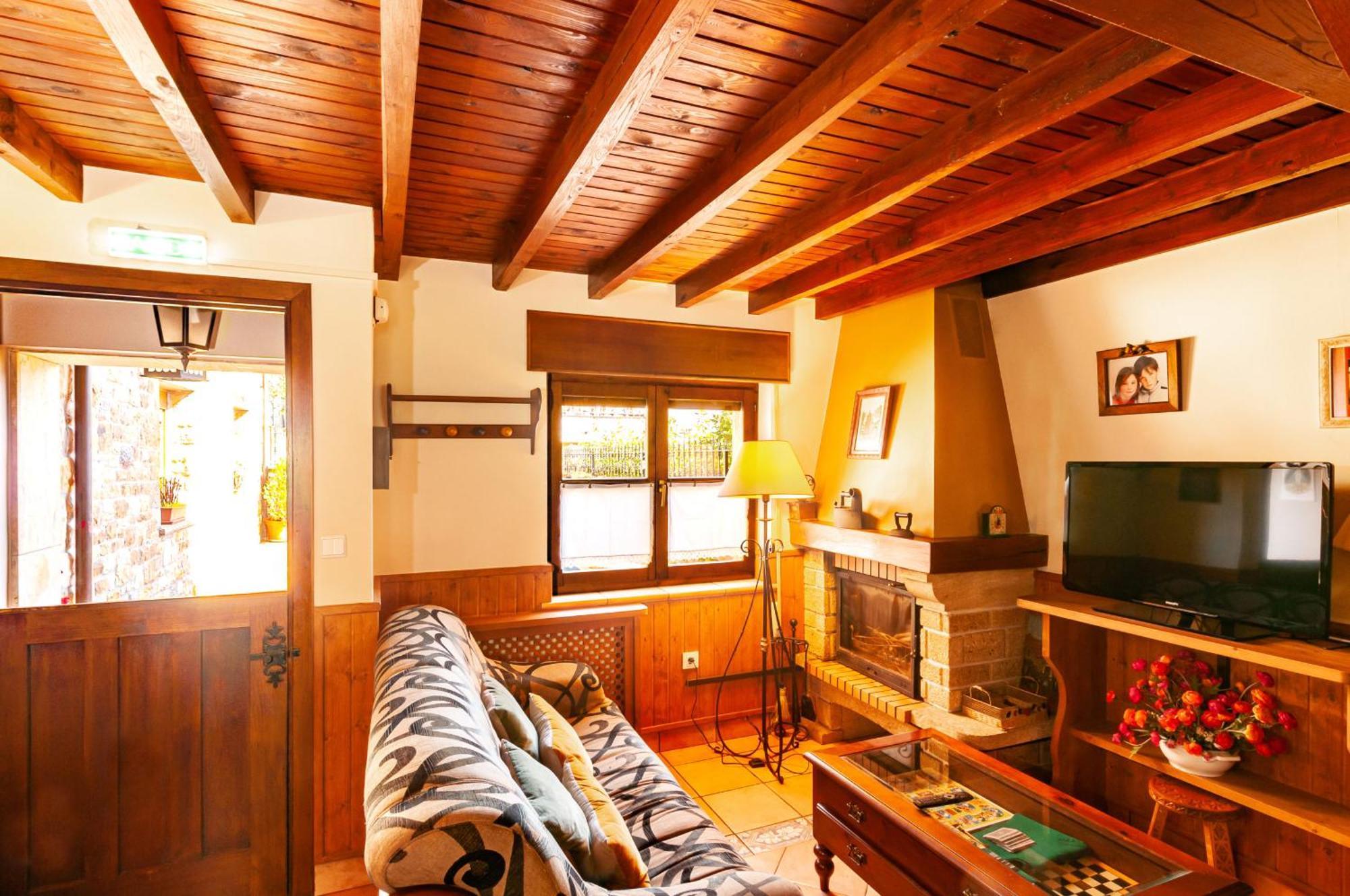 Casa Rural La Regoria Кареня де Кабралес Екстериор снимка